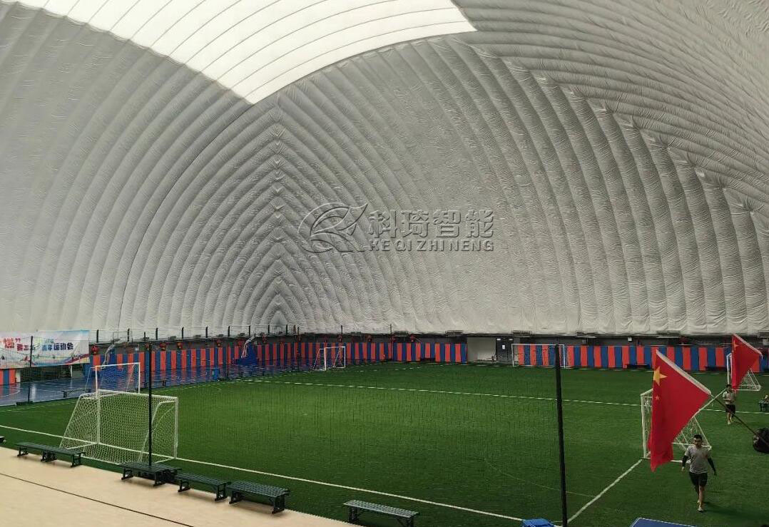氣膜足球場的主要構造選用膜結構設計制作，其利用空間很高，非常適合足球運動